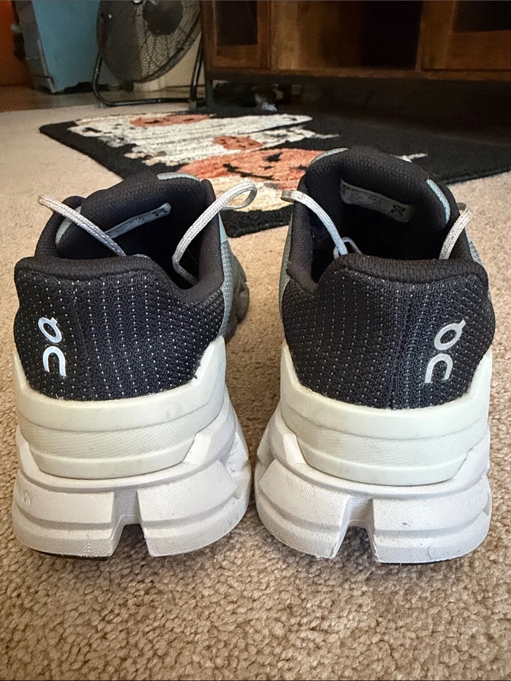 Excellent used condition- Womens 9.5 On cloud Cloudflyer Shoes- Waterproof